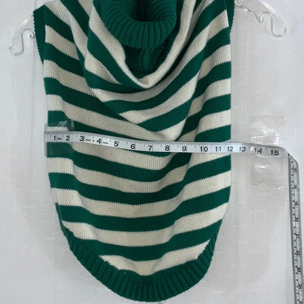 720 10/$50🏄🏻‍♀️ Green and White Striped XS Dog Sweater